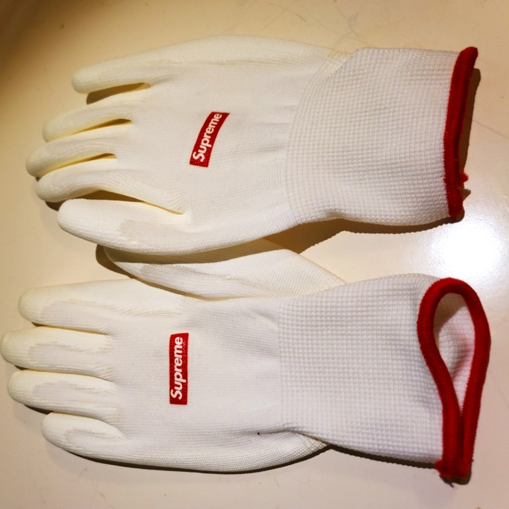 Supreme gloves